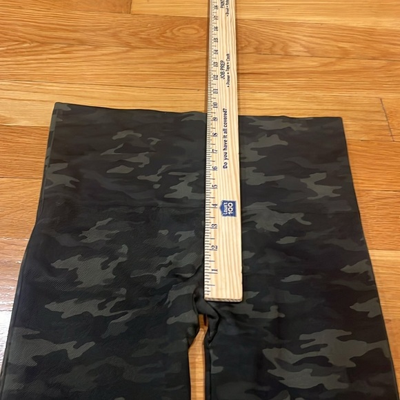 Spanx women’s green camo seamless leggings size large . - Picture 4 of 8